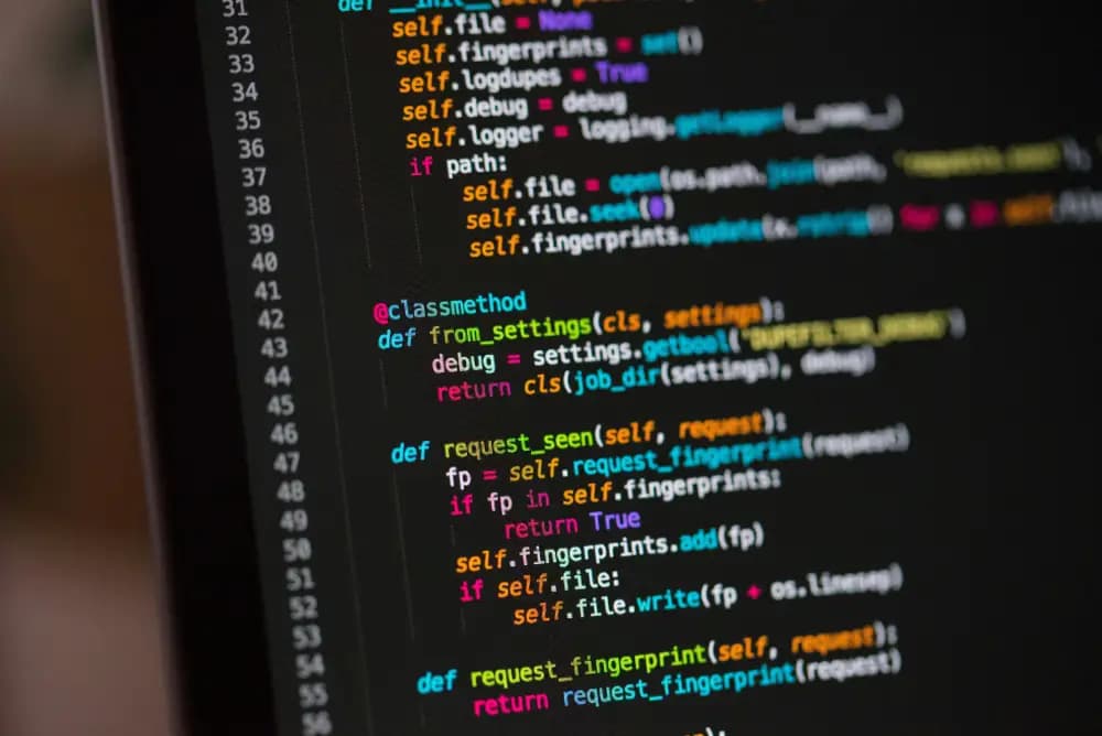 Dedykowany CRM czy warto — kod open source na ekranie